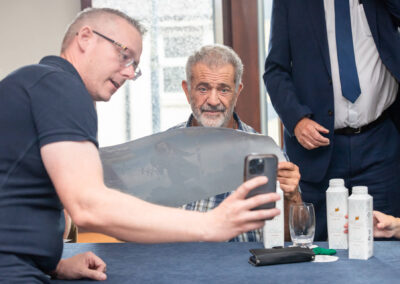 Fan takes selfie with Mel Gibson on phone