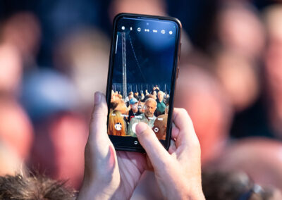 Guest Snapping a photo of Mel Gibson entering the Festival ()