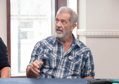 Mel Gibson chatting with fans of Braveheart