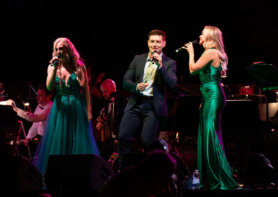 Shona Leah and Emmet performing on stage ()