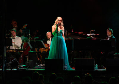 Shona O Sullivan singing on stage with Irish philharmonic orchestra